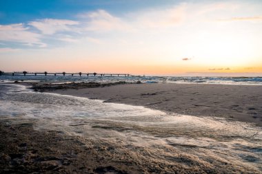 Polonya 'da Misdroy yakınlarındaki sahilde rıhtım. Polonya Baltık Denizi 'nin doğal kıyı kesimi. Deniz manzarası, iskelede gün batımı..