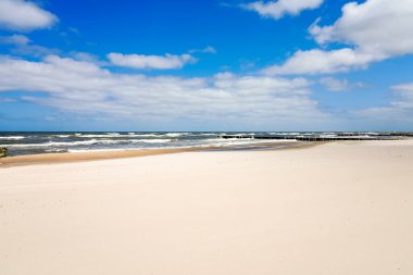 Polonya 'da Niechorze yakınlarında bir plaj. Polonya Baltık Denizi 'nin doğal kıyı şeridi, beyaz kumla. Deniz manzarası..