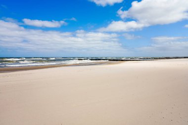 Polonya 'da Niechorze yakınlarında bir plaj. Polonya Baltık Denizi 'nin doğal kıyı şeridi, beyaz kumla. Deniz manzarası..
