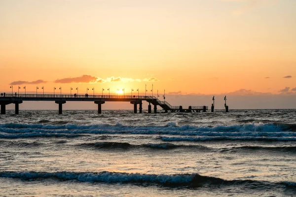 Polonya 'da Misdroy yakınlarındaki sahilde rıhtım. Polonya Baltık Denizi 'nin doğal kıyı kesimi. Deniz manzarası, iskelede gün batımı..