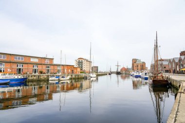 Wismar 'daki Eski Liman manzarası bulutlu bir günde.