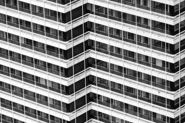 Birçok penceresi olan bir binanın ön cephesi. Modern mimari. Ofis binası.