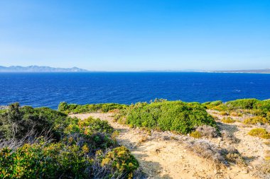 Yunanistan 'ın Kos adasındaki bir dağdan manzara ve Akdeniz manzarası.