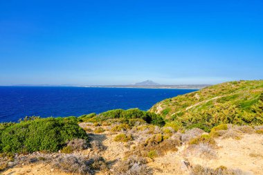 Yunanistan 'ın Kos adasındaki bir dağdan manzara ve Akdeniz manzarası.