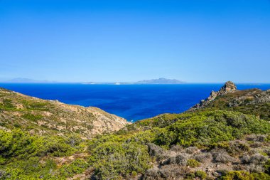 Yunanistan 'ın Kos adasındaki bir dağdan manzara ve Akdeniz manzarası.