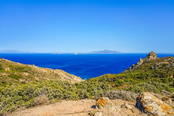 Yunanistan 'ın Kos adasındaki bir dağdan manzara ve Akdeniz manzarası.