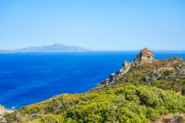 Yunanistan 'ın Kos adasındaki bir dağdan manzara ve Akdeniz manzarası.
