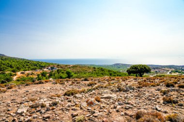 Yunanistan 'ın Kos adasındaki bir dağdan manzara ve Akdeniz manzarası.