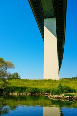 Doğayla iç içe Mintarder Ruhr Vadisi Köprüsü. Ruhr bölgesindeki manzara.