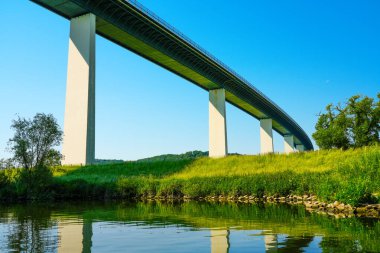 Doğayla iç içe Mintarder Ruhr Vadisi Köprüsü. Ruhr bölgesindeki manzara.