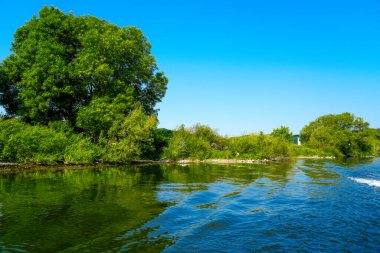Muehlheim an der Ruhr yakınlarındaki Ruhr manzarası. Ruhr bölgesindeki nehir manzarası..