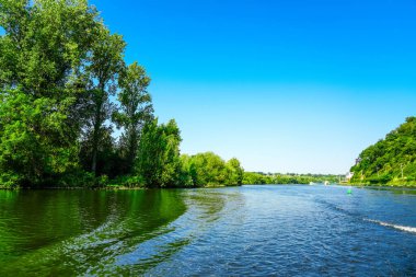 Muehlheim an der Ruhr yakınlarındaki Ruhr manzarası. Ruhr bölgesindeki nehir manzarası..