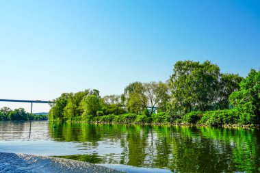 Muehlheim an der Ruhr yakınlarındaki Ruhr manzarası. Ruhr bölgesindeki nehir manzarası..