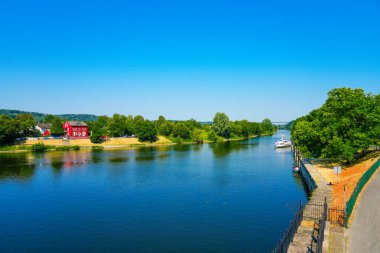 Muehlheim an der Ruhr yakınlarındaki Ruhr manzarası. Ruhr bölgesindeki nehir manzarası..