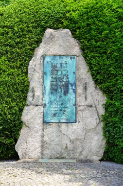 Hamburg yakınlarındaki Bismarckstein izleme platformunda bir anıt taş..