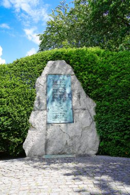 Hamburg yakınlarındaki Bismarckstein izleme platformunda bir anıt taş..