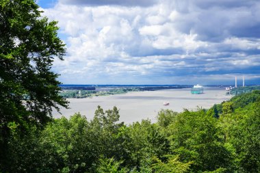 Hamburg 'daki Bismarckstein izleme platformundan Elbe manzarası