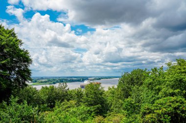 Hamburg 'daki Bismarckstein izleme platformundan Elbe manzarası