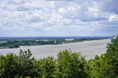 Hamburg 'daki Bismarckstein izleme platformundan Elbe manzarası