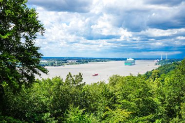 Hamburg 'daki Bismarckstein izleme platformundan Elbe manzarası