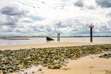 Falkensteiner Ufer ve gemi enkazı MS Uwe 'un görüntüsü. Hamburg yakınlarındaki Elbe 'de tarihi manzara.