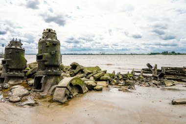 Falkensteiner Ufer ve Polstjernan gemi enkazı görünüyor. Hamburg yakınlarındaki Elbe 'de tarihi manzara.