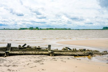 Falkensteiner Ufer ve Polstjernan gemi enkazı görünüyor. Hamburg yakınlarındaki Elbe 'de tarihi manzara.