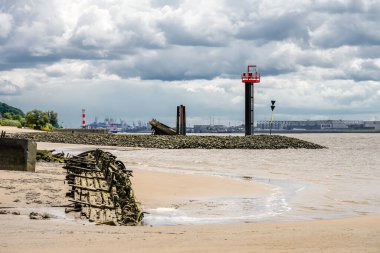 Falkensteiner Ufer ve Polstjernan gemi enkazı görünüyor. Hamburg yakınlarındaki Elbe 'de tarihi manzara.