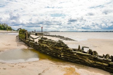 Falkensteiner Ufer ve Polstjernan gemi enkazı görünüyor. Hamburg yakınlarındaki Elbe 'de tarihi manzara.