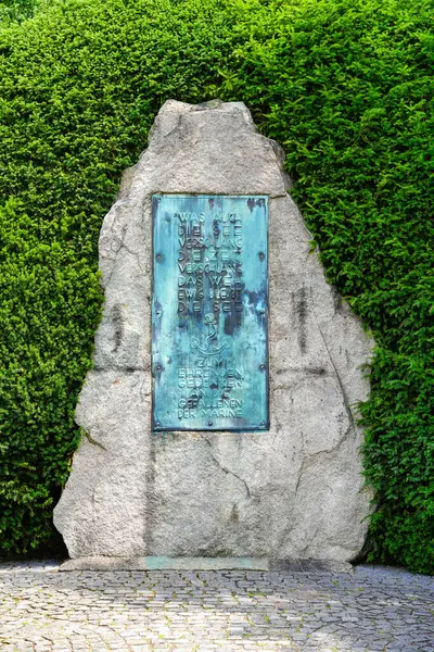 Hamburg yakınlarındaki Bismarckstein izleme platformunda bir anıt taş..