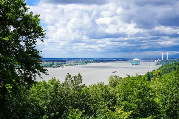 Hamburg 'daki Bismarckstein izleme platformundan Elbe manzarası