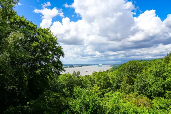 Hamburg 'daki Bismarckstein izleme platformundan Elbe manzarası