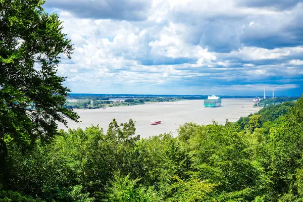 Hamburg 'daki Bismarckstein izleme platformundan Elbe manzarası