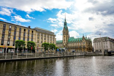 Hamburg limanındaki şehir merkezinin görüntüsü.