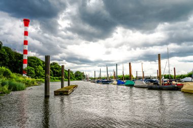 Hamburg yakınlarında kırmızı ve beyaz deniz feneri Muehlenberg. Muehlenberg marinasındaki Elbe 'deki tarihi deniz feneri..