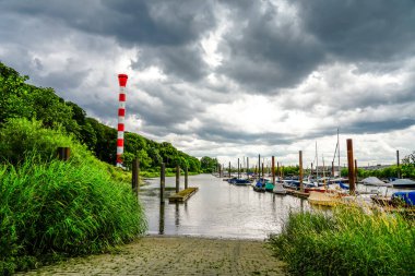 Hamburg yakınlarında kırmızı ve beyaz deniz feneri Muehlenberg. Muehlenberg marinasındaki Elbe 'deki tarihi deniz feneri..
