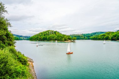 Obergisches Land 'deki Aggertalsperre' den görüntü. Kuzey Ren-Vestfalya 'daki Agger Vadisi' nde göl manzarası.