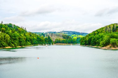 Obergisches Land 'deki Aggertalsperre' den görüntü. Kuzey Ren-Vestfalya 'daki Agger Vadisi' nde göl manzarası.