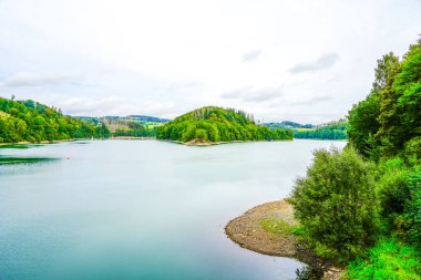 Obergisches Land 'deki Aggertalsperre' den görüntü. Kuzey Ren-Vestfalya 'daki Agger Vadisi' nde göl manzarası.