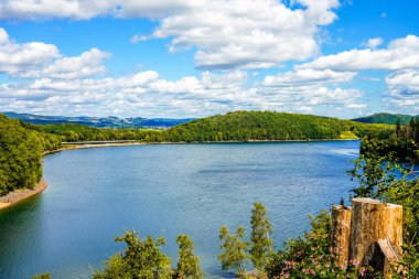 Olpe bölgesindeki Attendorn yakınlarındaki Biggesee manzarası. Sauerland 'deki göl manzarası. Büyük Baraj.