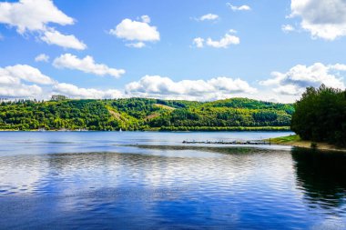 Olpe bölgesindeki Attendorn yakınlarındaki Biggesee manzarası. Sauerland 'deki göl manzarası. Büyük Baraj.