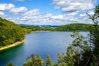 Olpe bölgesindeki Attendorn yakınlarındaki Biggesee manzarası. Sauerland 'deki göl manzarası. Büyük Baraj.