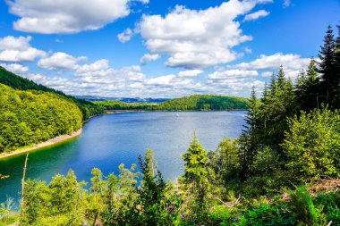 Olpe bölgesindeki Attendorn yakınlarındaki Biggesee manzarası. Sauerland 'deki göl manzarası. Büyük Baraj.