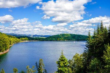 Olpe bölgesindeki Attendorn yakınlarındaki Biggesee manzarası. Sauerland 'deki göl manzarası. Büyük Baraj.