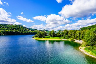 Olpe bölgesindeki Attendorn yakınlarındaki Biggesee manzarası. Sauerland 'deki göl manzarası. Büyük Baraj.