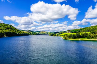 Olpe bölgesindeki Attendorn yakınlarındaki Biggesee manzarası. Sauerland 'deki göl manzarası. Büyük Baraj.