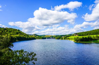 Olpe bölgesindeki Attendorn yakınlarındaki Biggesee manzarası. Sauerland 'deki göl manzarası. Büyük Baraj.