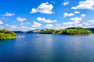 Olpe bölgesindeki Attendorn yakınlarındaki Biggesee manzarası. Sauerland 'deki göl manzarası. Büyük Baraj.