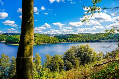 Olpe bölgesindeki Attendorn yakınlarındaki Biggesee manzarası. Sauerland 'deki göl manzarası. Büyük Baraj.