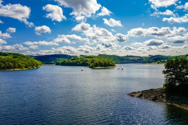 Olpe bölgesindeki Attendorn yakınlarındaki Biggesee manzarası. Sauerland 'deki göl manzarası. Büyük Baraj.